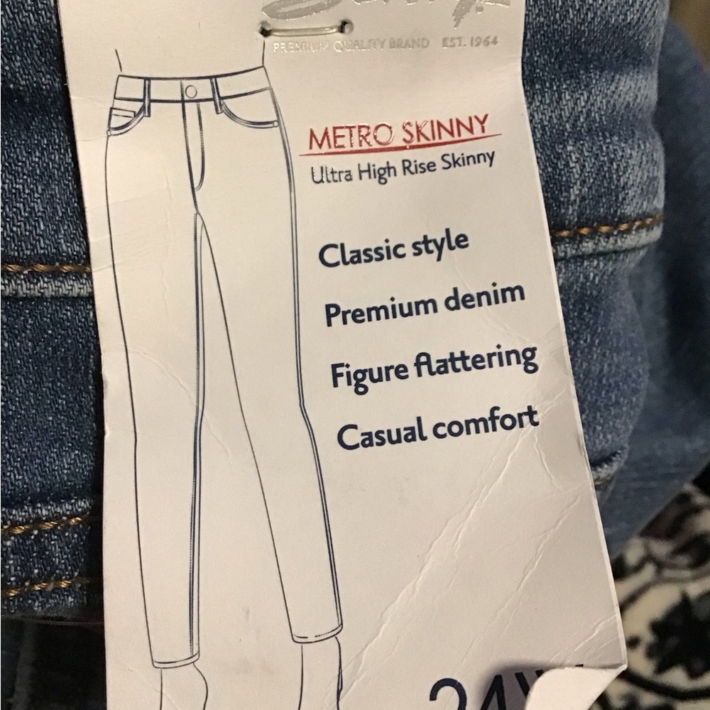 NWT!  7 For All Mankind Light Blue Denim Jeans with Copper Button - Picture 7 of 7